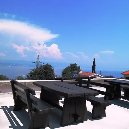 Kestenovi Dvori 아파트 오파티아