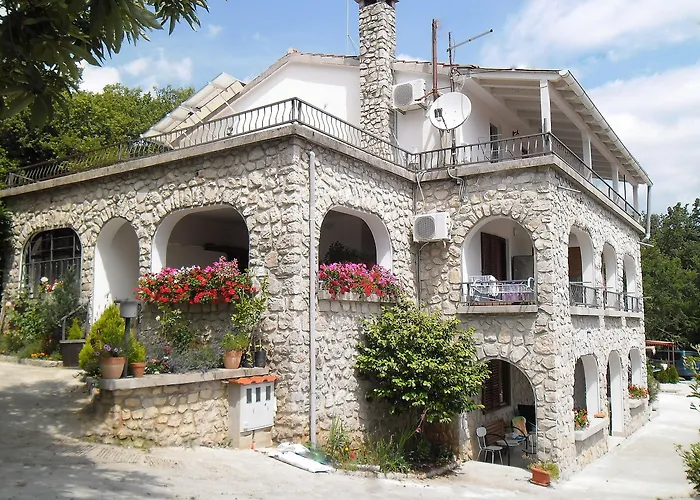 Kestenovi Dvori Οπατία